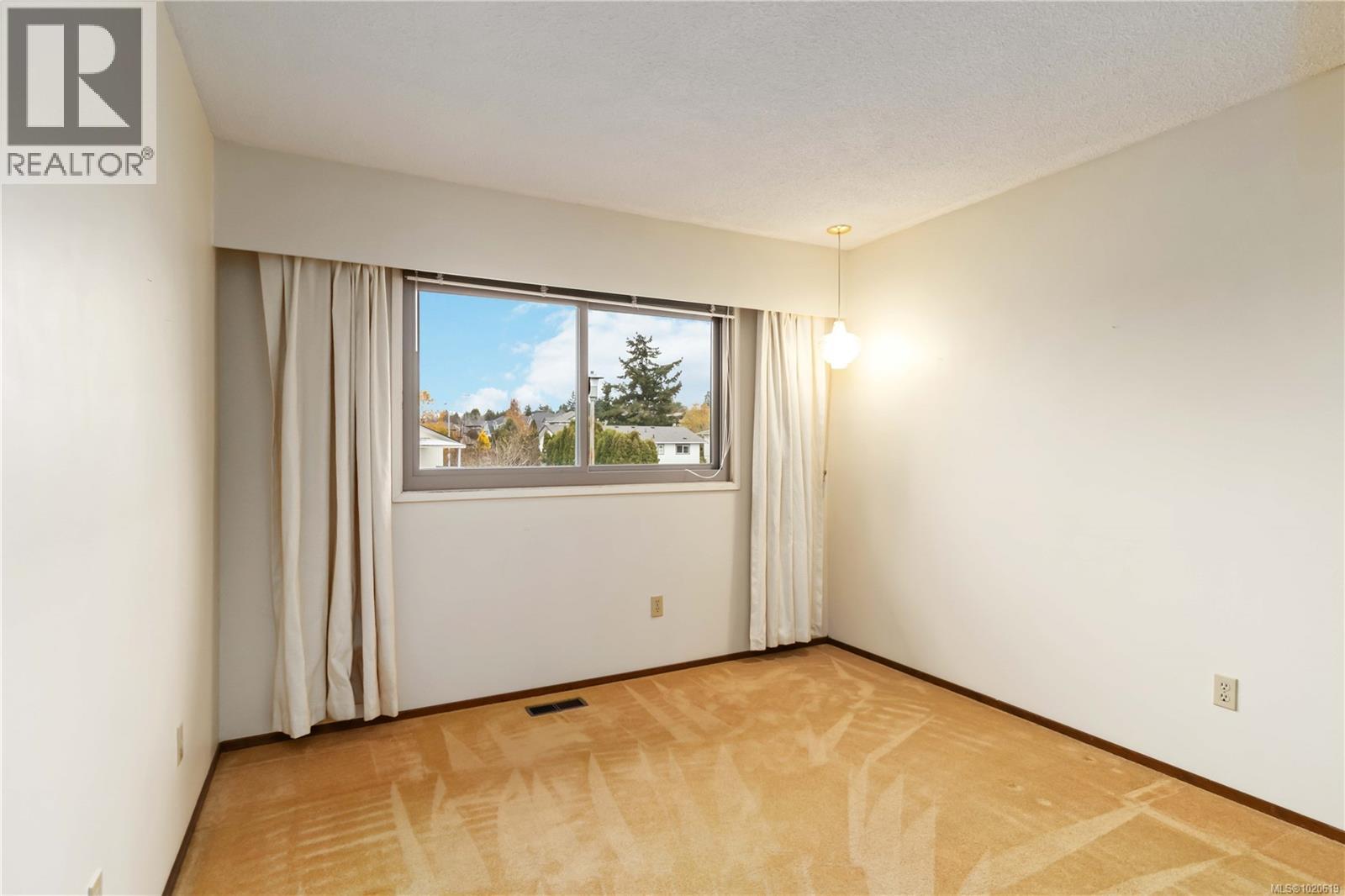 4251 Rossiter Dr, Saanich