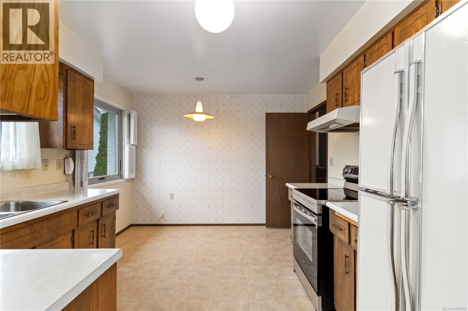 4251 Rossiter Dr, Saanich