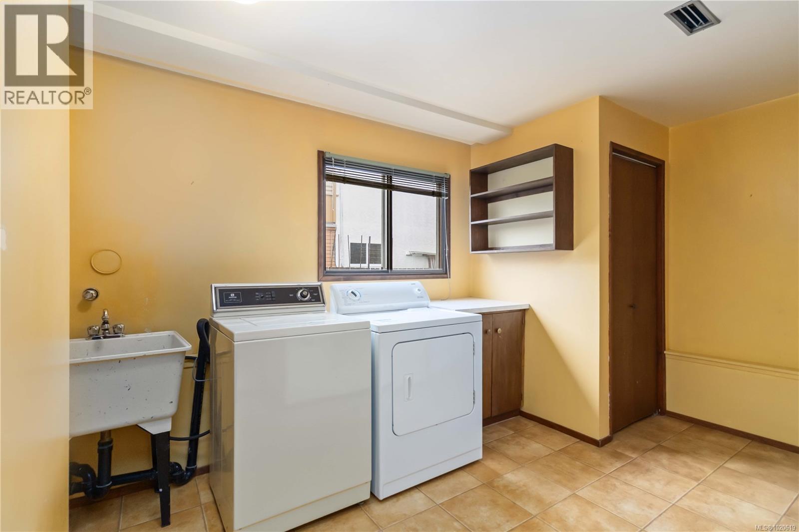 4251 Rossiter Dr, Saanich