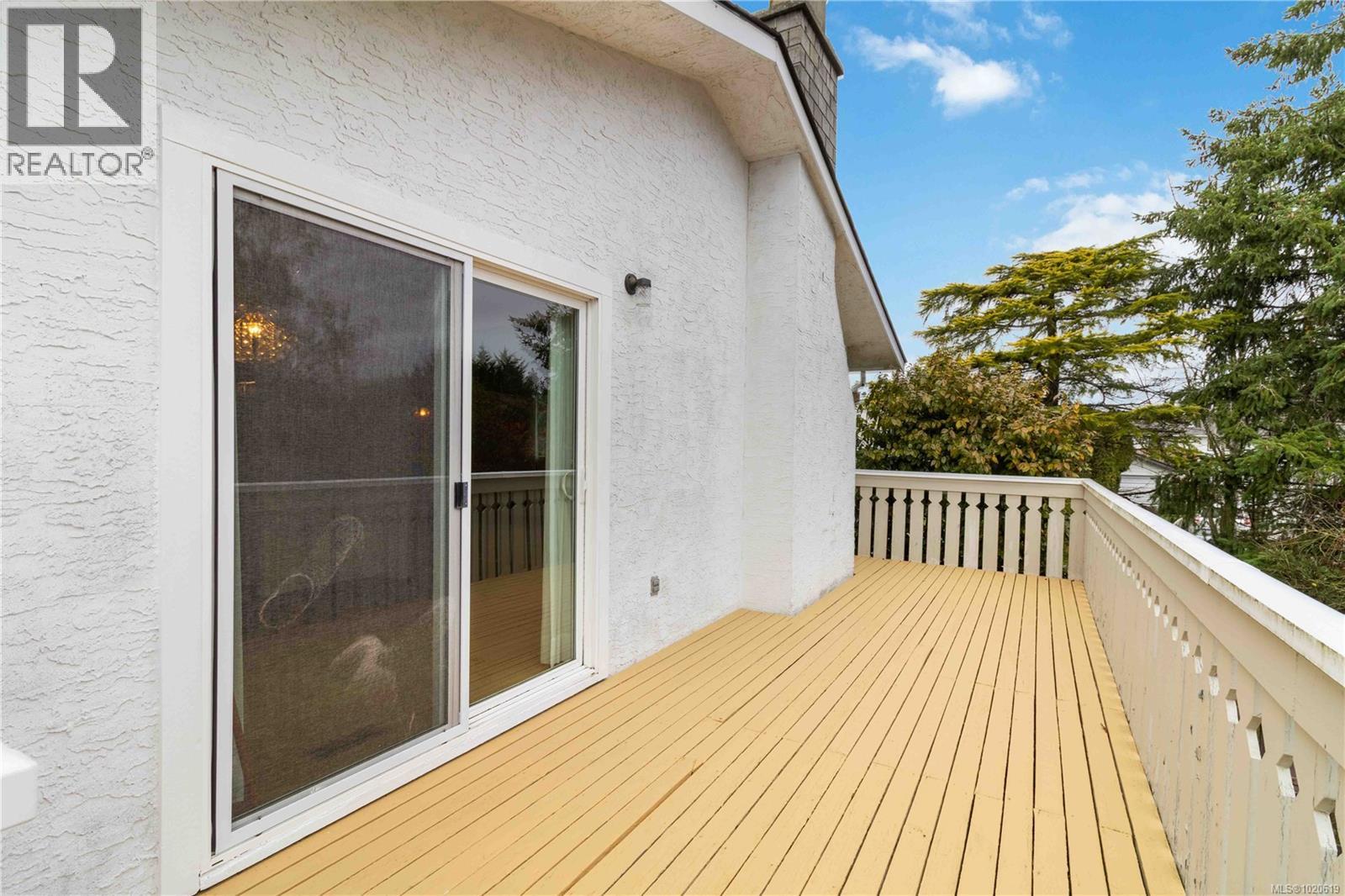 4251 Rossiter Dr, Saanich