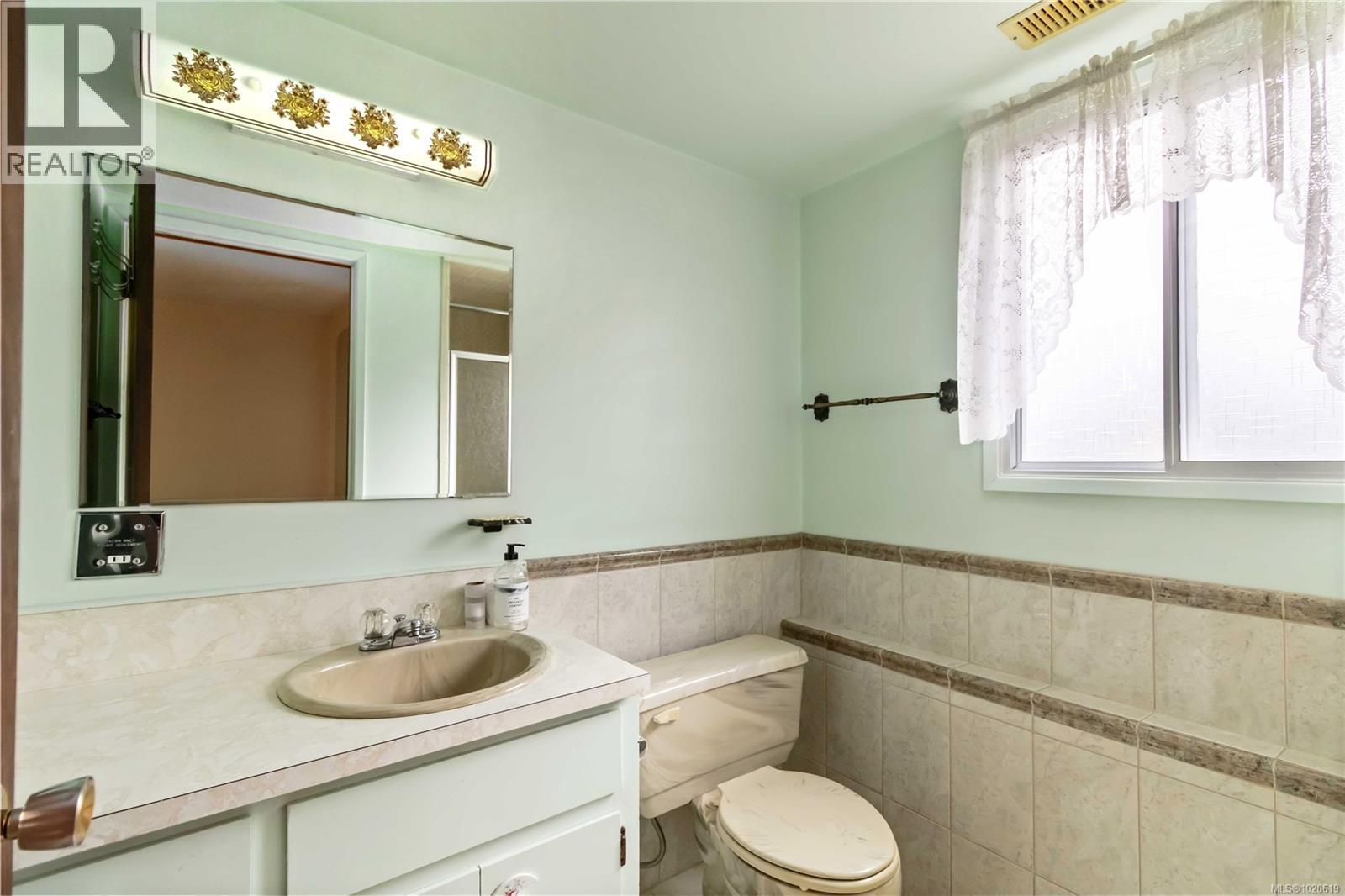 4251 Rossiter Dr, Saanich