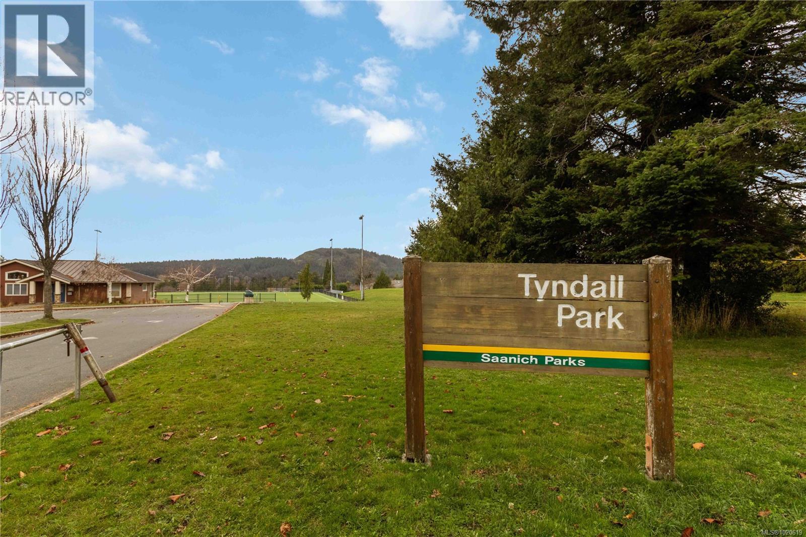 4251 Rossiter Dr, Saanich