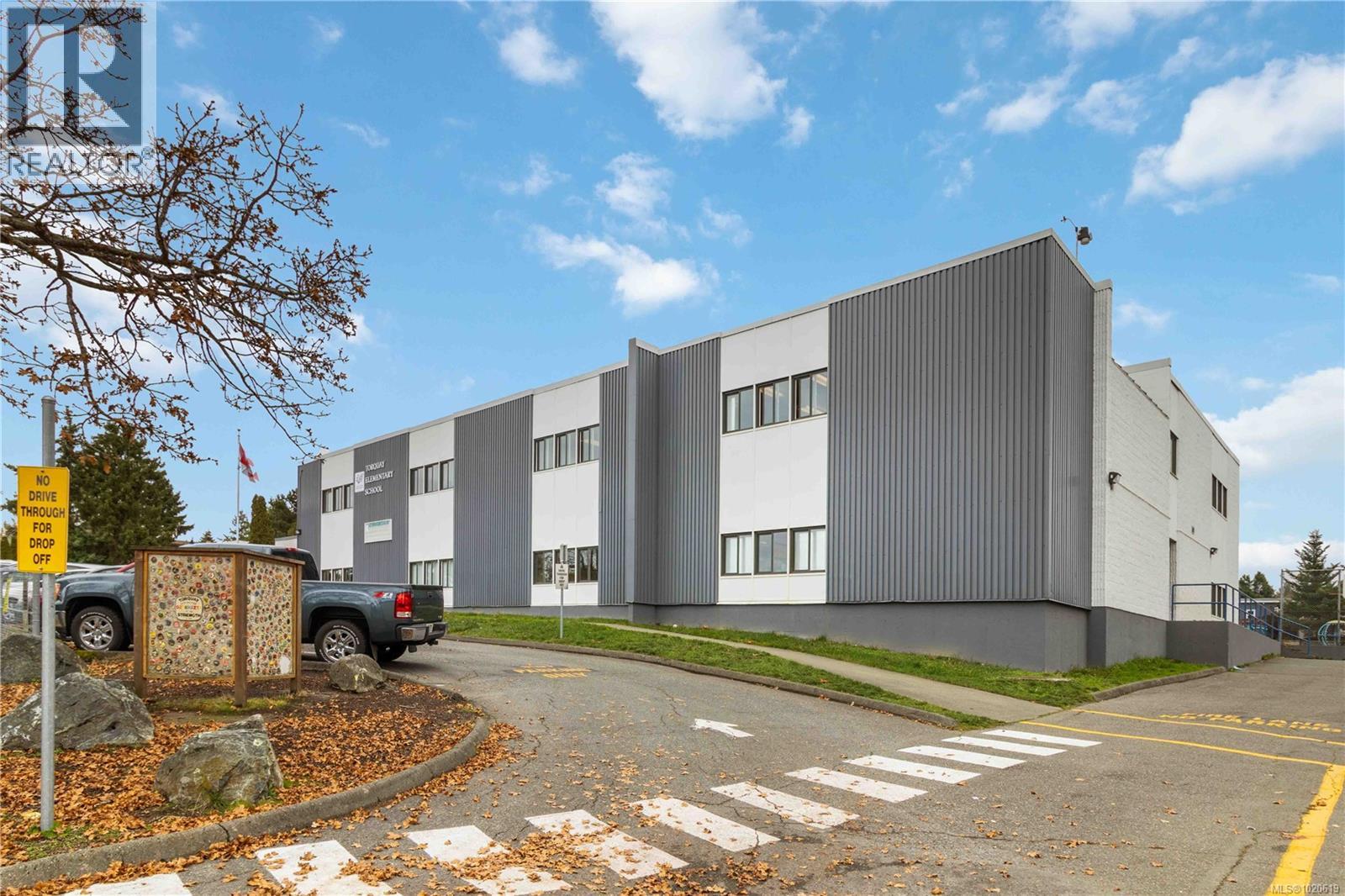 4251 Rossiter Dr, Saanich