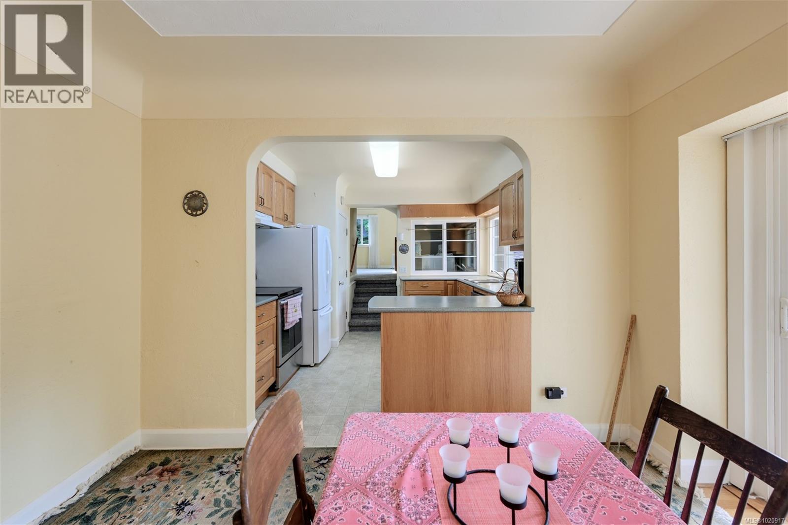 2587 MacDonald Dr W, Saanich