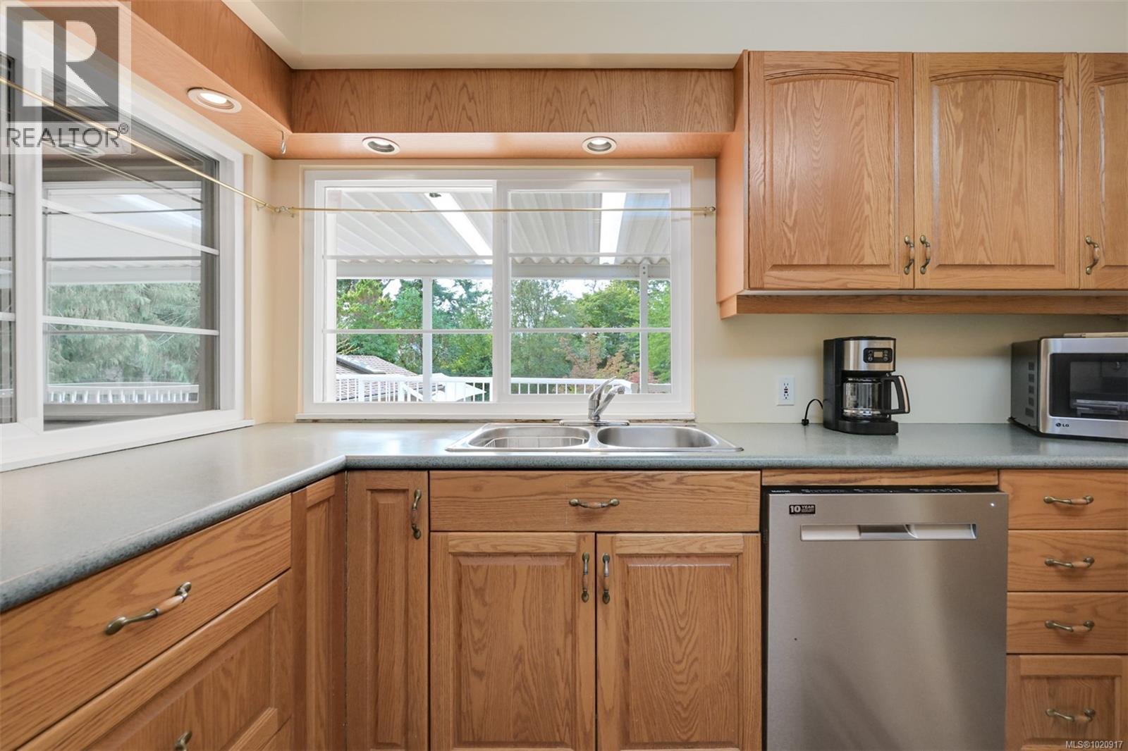 2587 MacDonald Dr W, Saanich