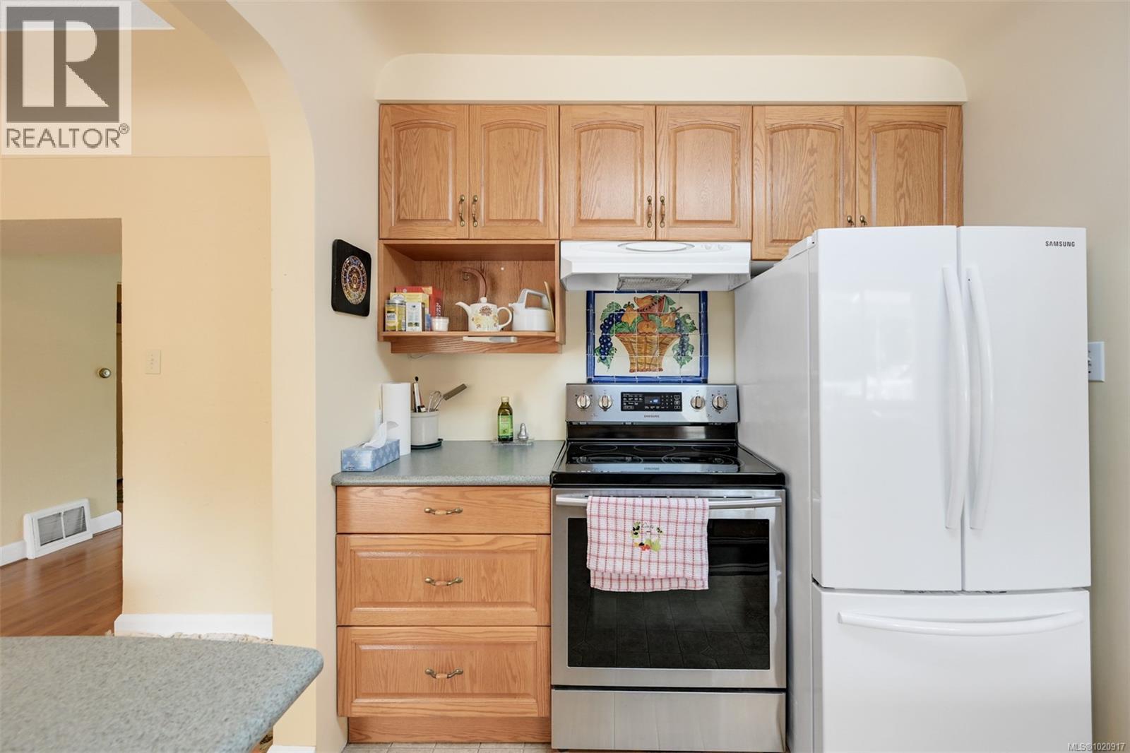 2587 MacDonald Dr W, Saanich