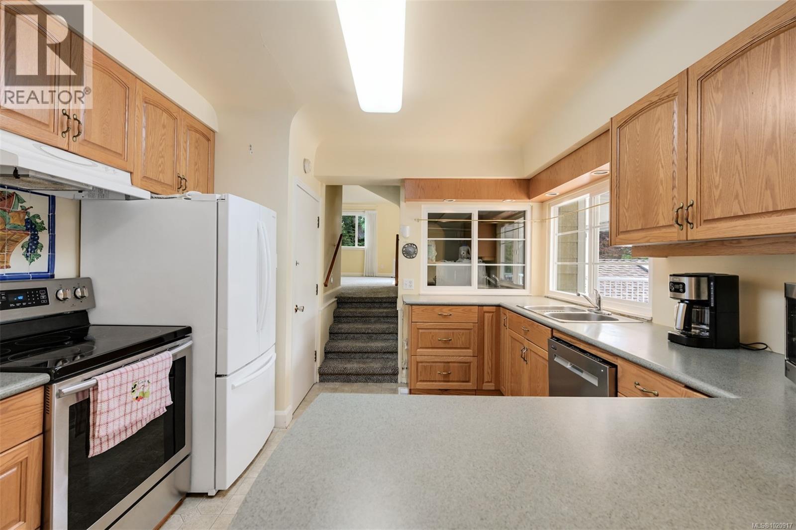 2587 MacDonald Dr W, Saanich