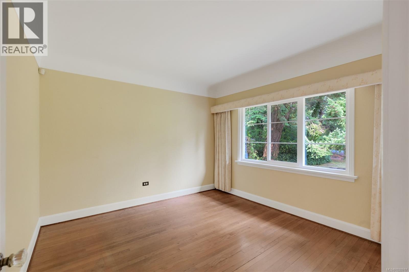 2587 MacDonald Dr W, Saanich