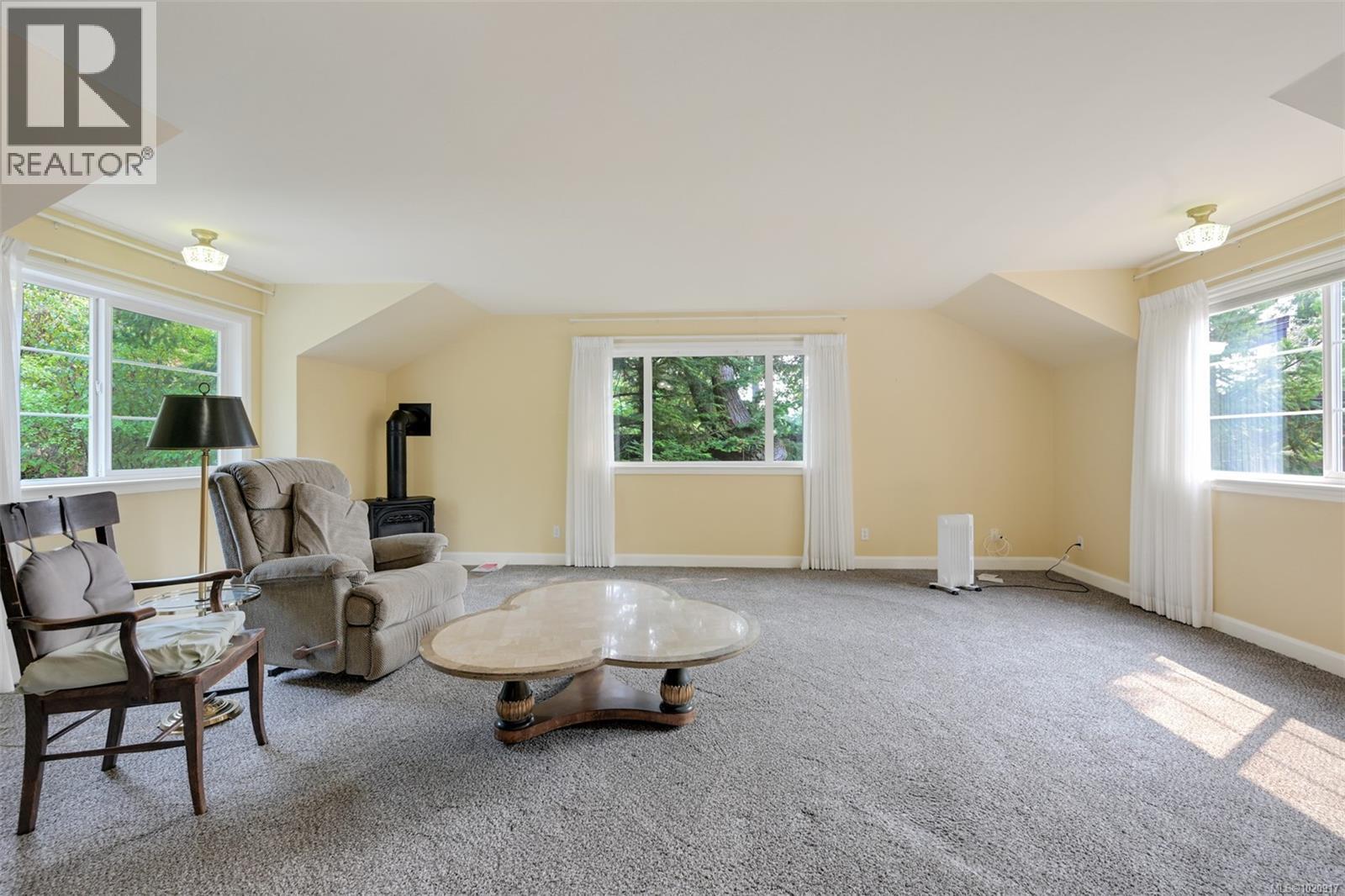 2587 MacDonald Dr W, Saanich