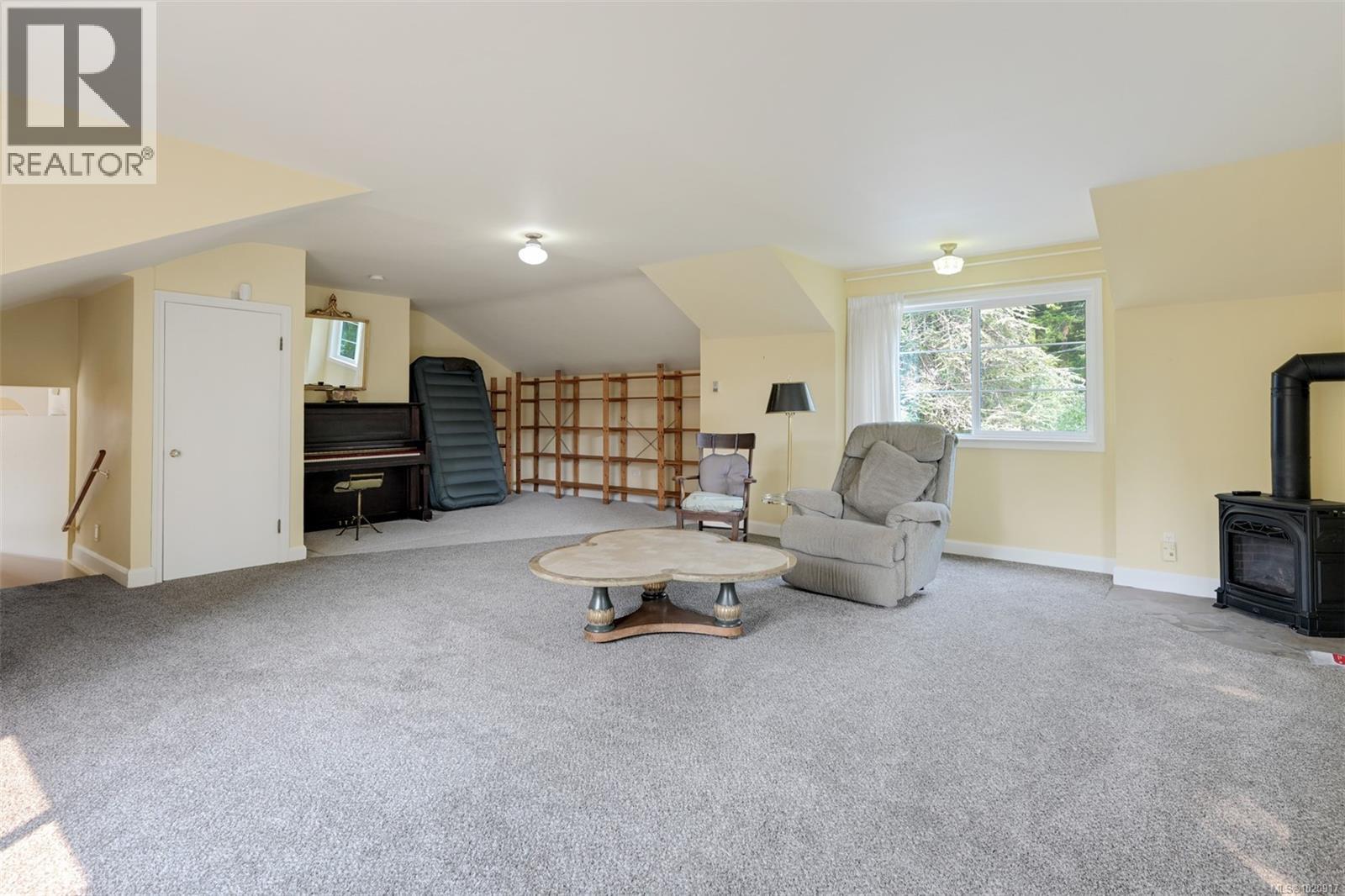 2587 MacDonald Dr W, Saanich