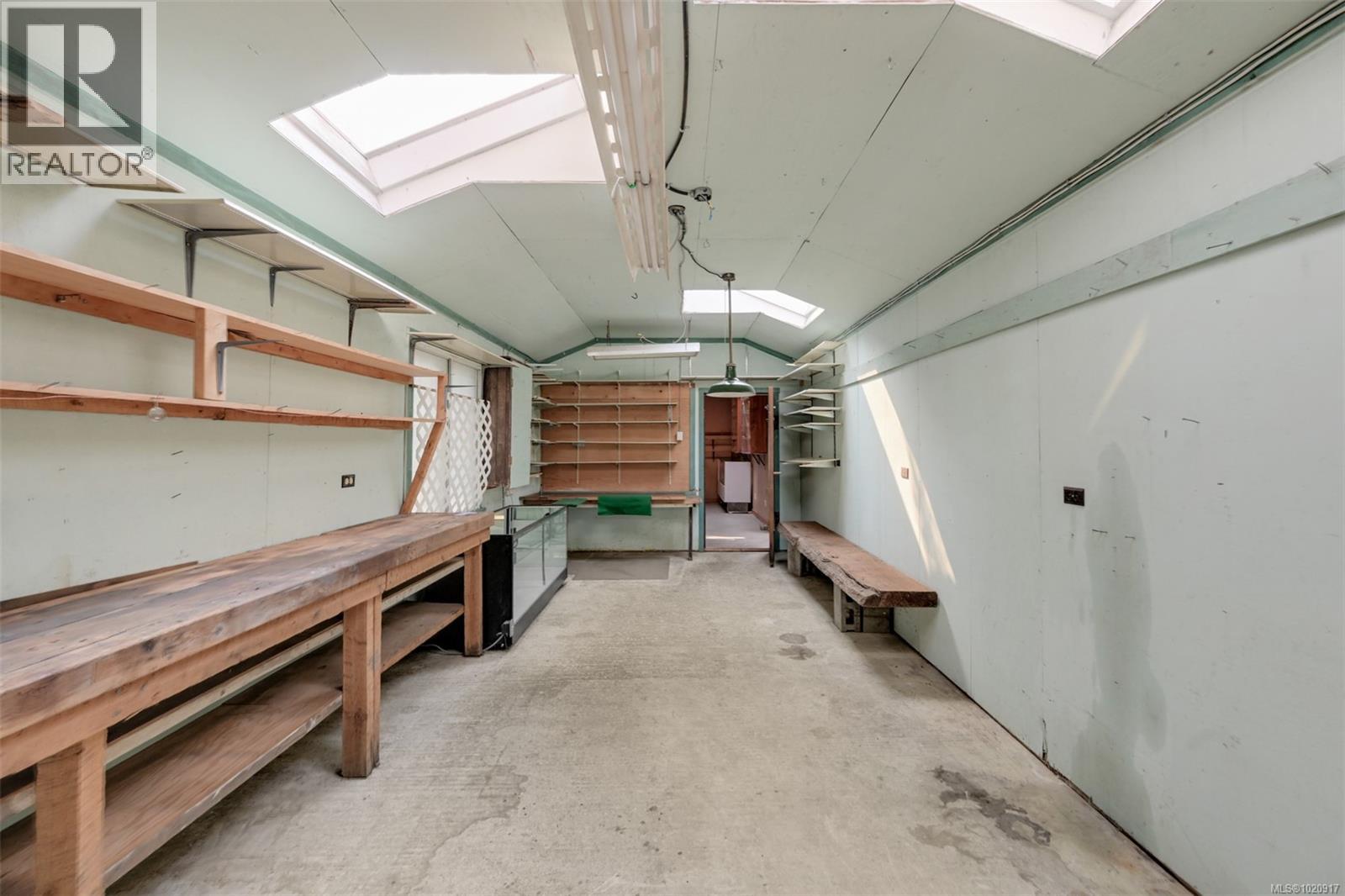 2587 MacDonald Dr W, Saanich