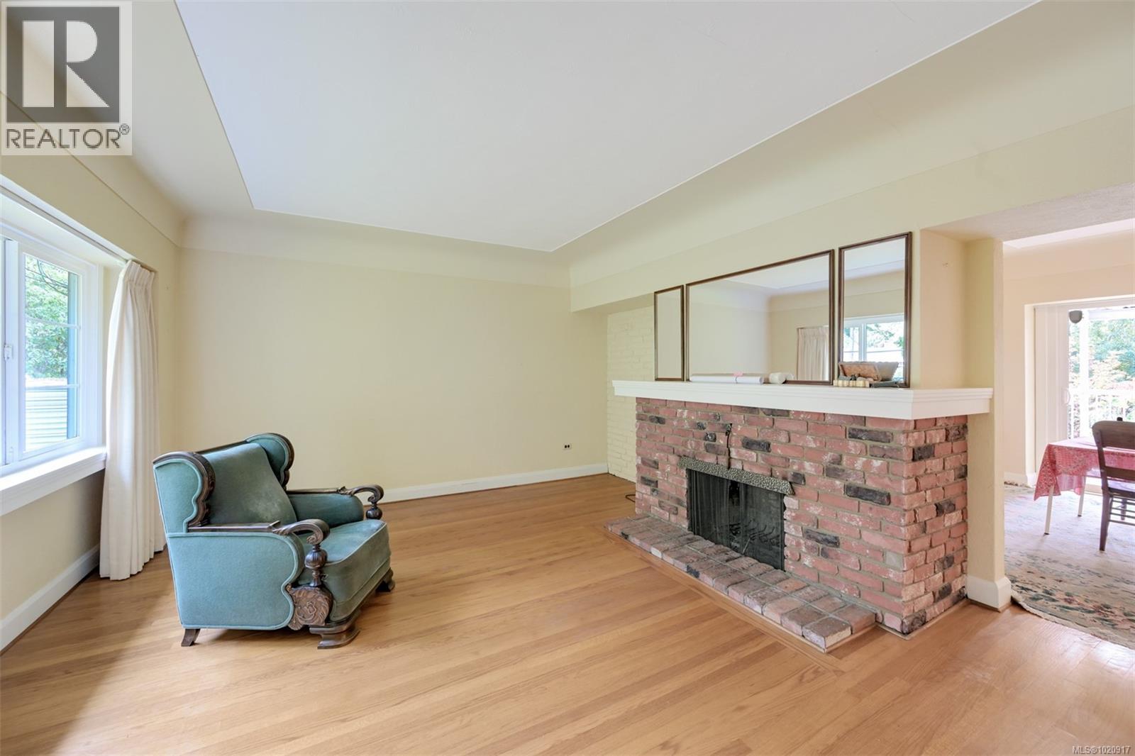 2587 MacDonald Dr W, Saanich