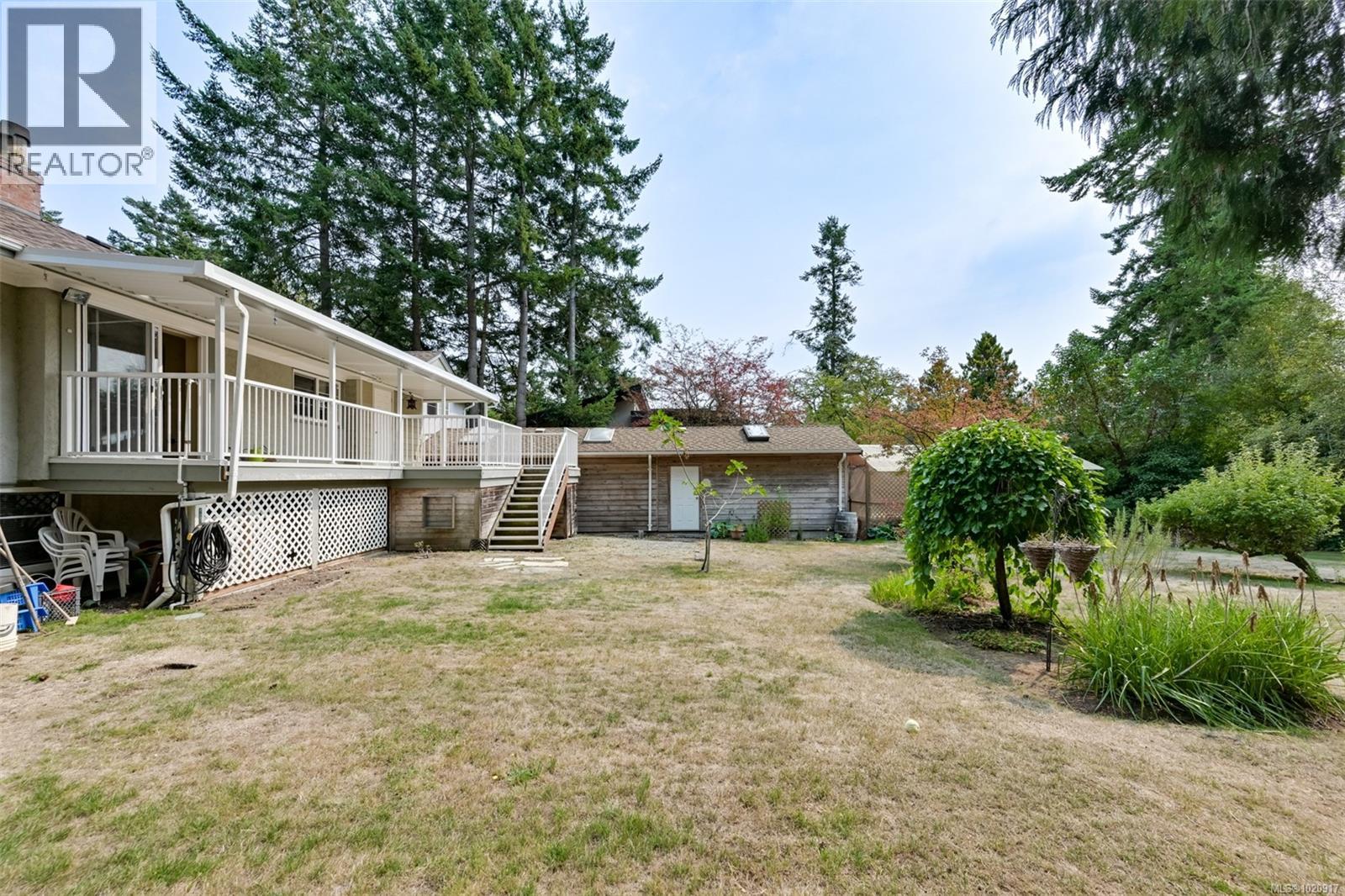 2587 MacDonald Dr W, Saanich