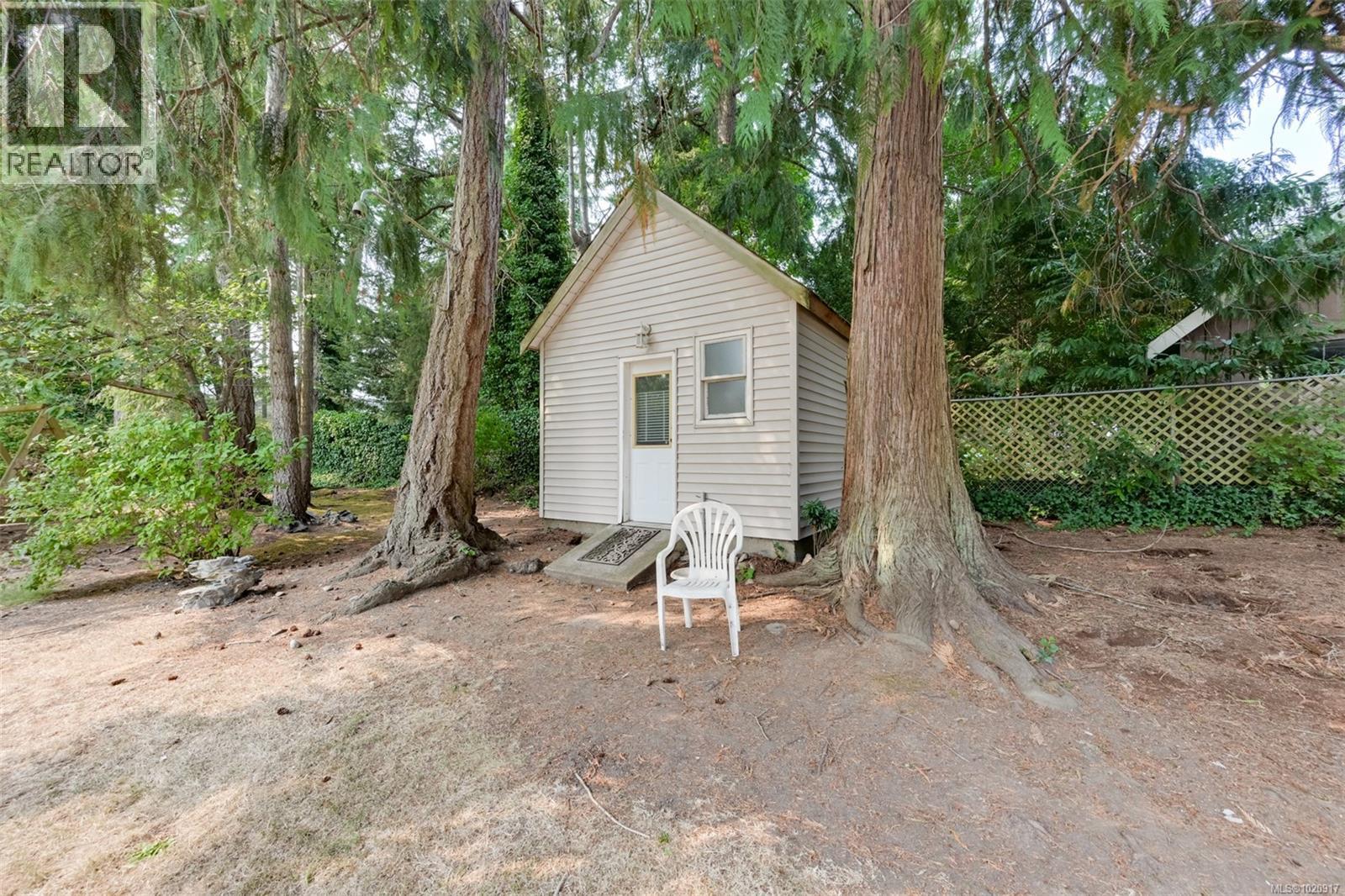 2587 MacDonald Dr W, Saanich