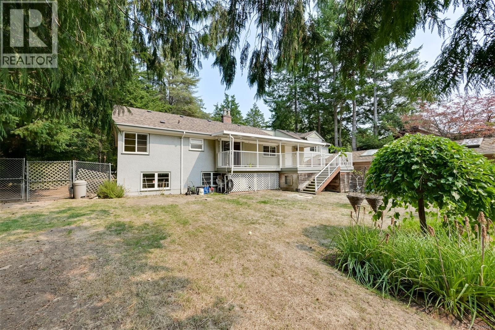 2587 MacDonald Dr W, Saanich