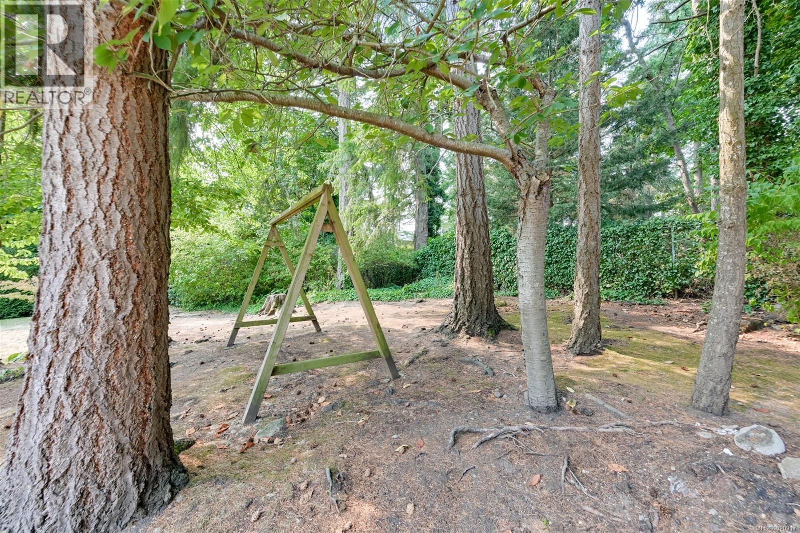 2587 MacDonald Dr W, Saanich