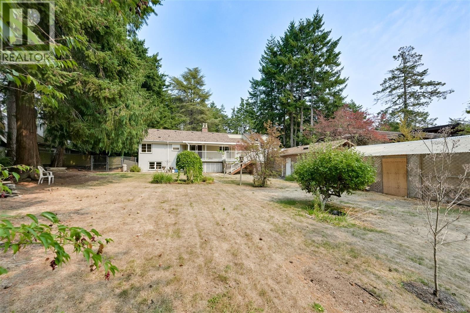 2587 MacDonald Dr W, Saanich