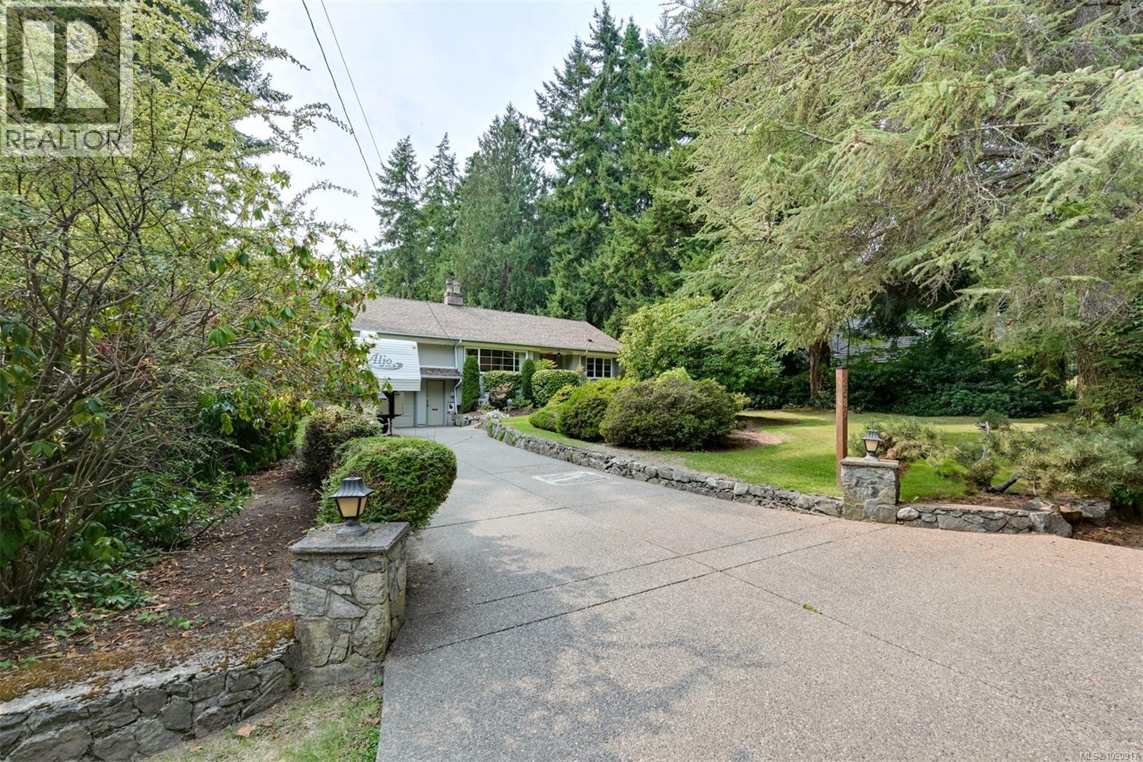 2587 MacDonald Dr W, Saanich