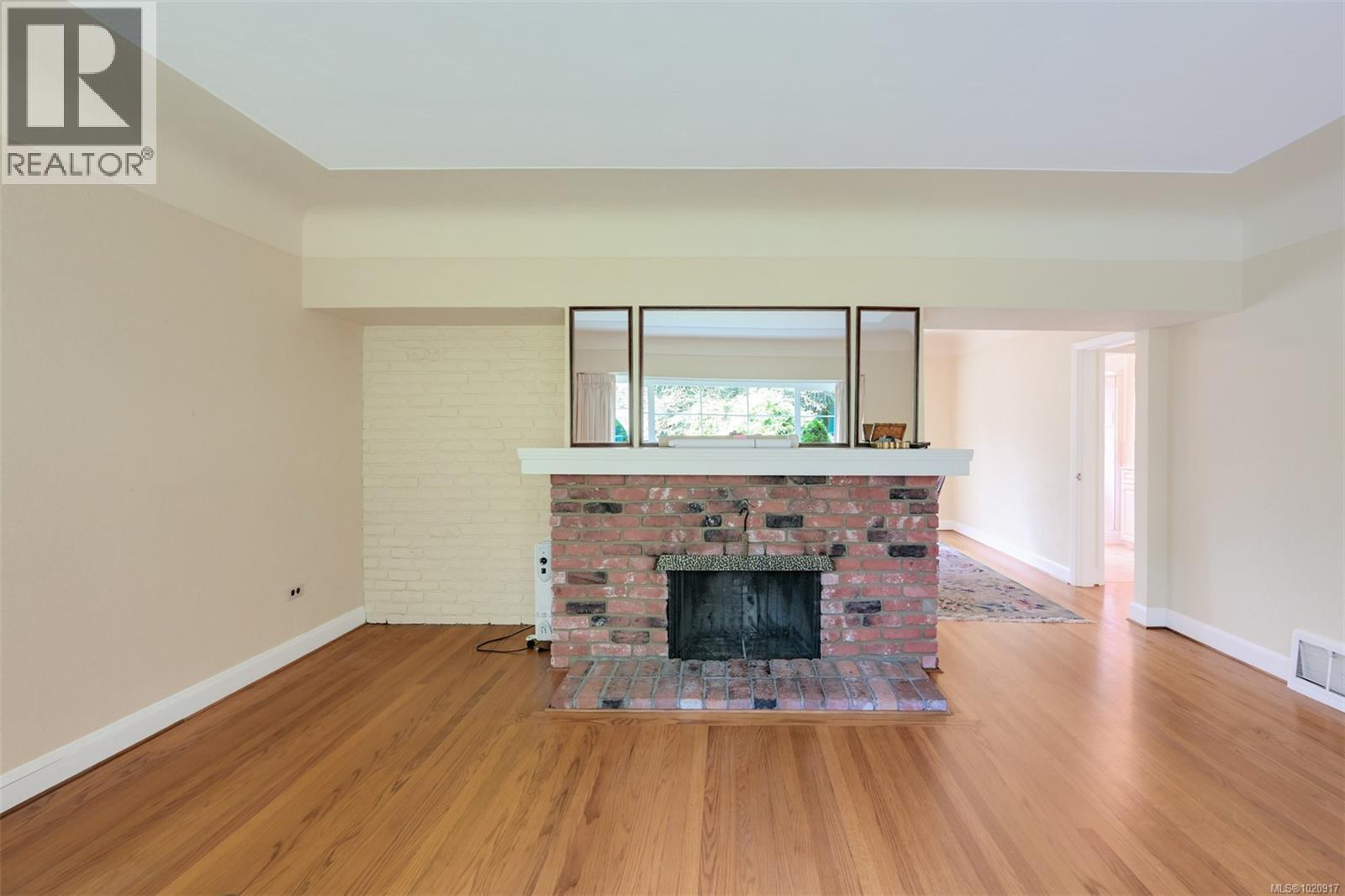 2587 MacDonald Dr W, Saanich