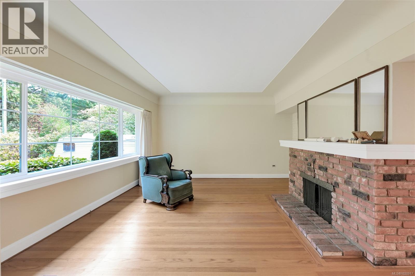 2587 MacDonald Dr W, Saanich