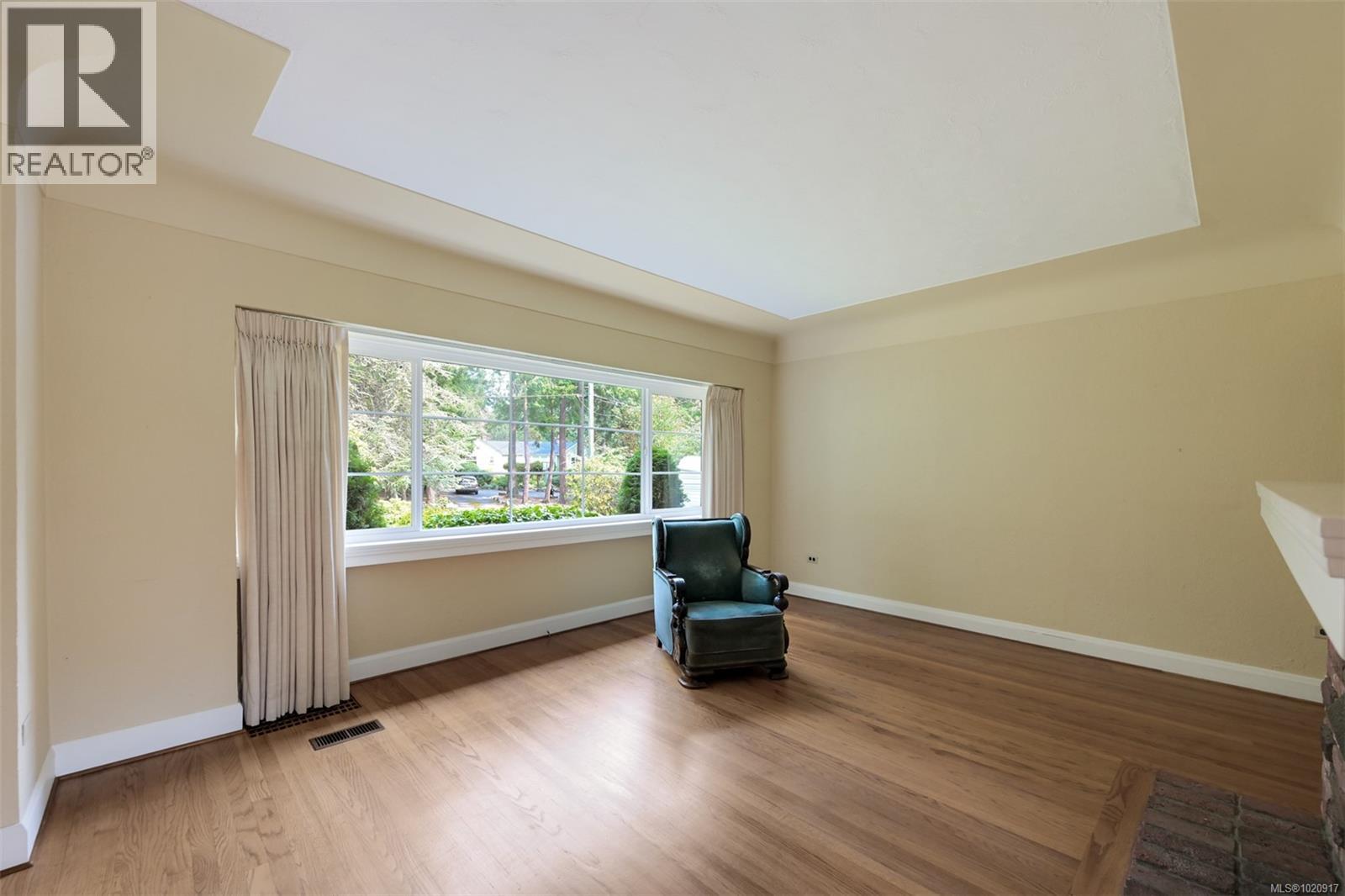 2587 MacDonald Dr W, Saanich