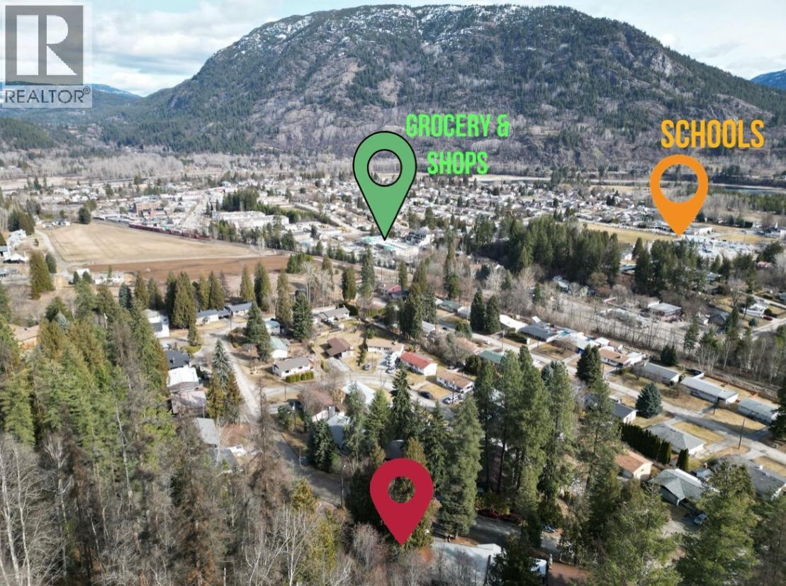 800 LYNNWOOD Crescent, Castlegar