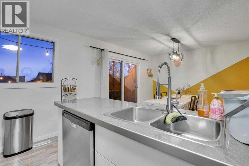 Single Family House for Sale in  Berkley Drive NW Beddington Heights Calgary 