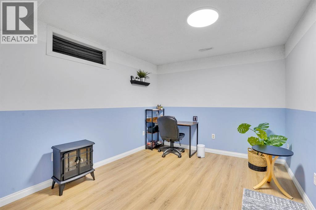 Single Family House for Sale in  Berkley Drive NW Beddington Heights Calgary 