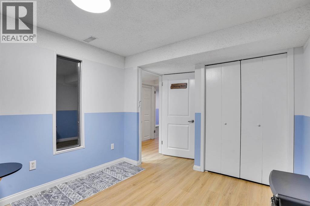 Single Family House for Sale in  Berkley Drive NW Beddington Heights Calgary 