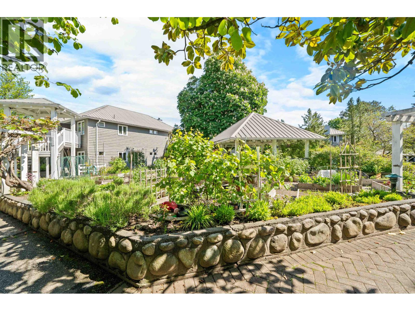 204 1528 BOWSER AVENUE, North Vancouver