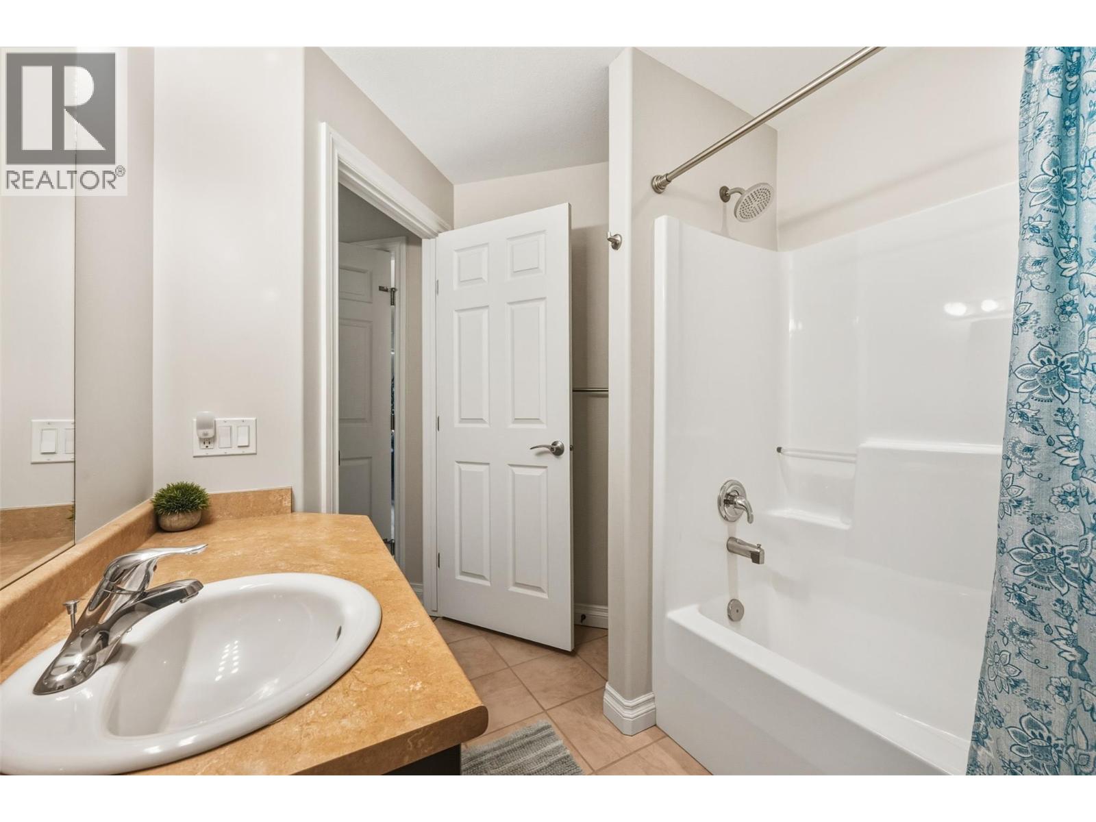 921 SPILLWAY Road Unit# 102B, Oliver