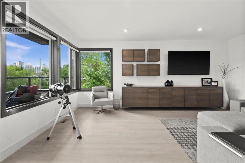 Single Family House for Sale in    Street NW Hillhurst Calgary 