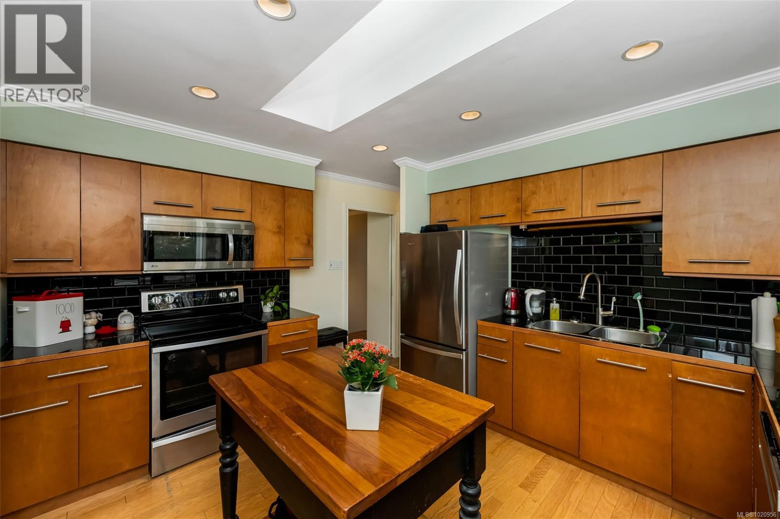 4386 Chartwell Dr, Saanich