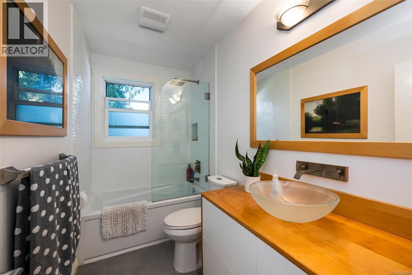 4386 Chartwell Dr, Saanich