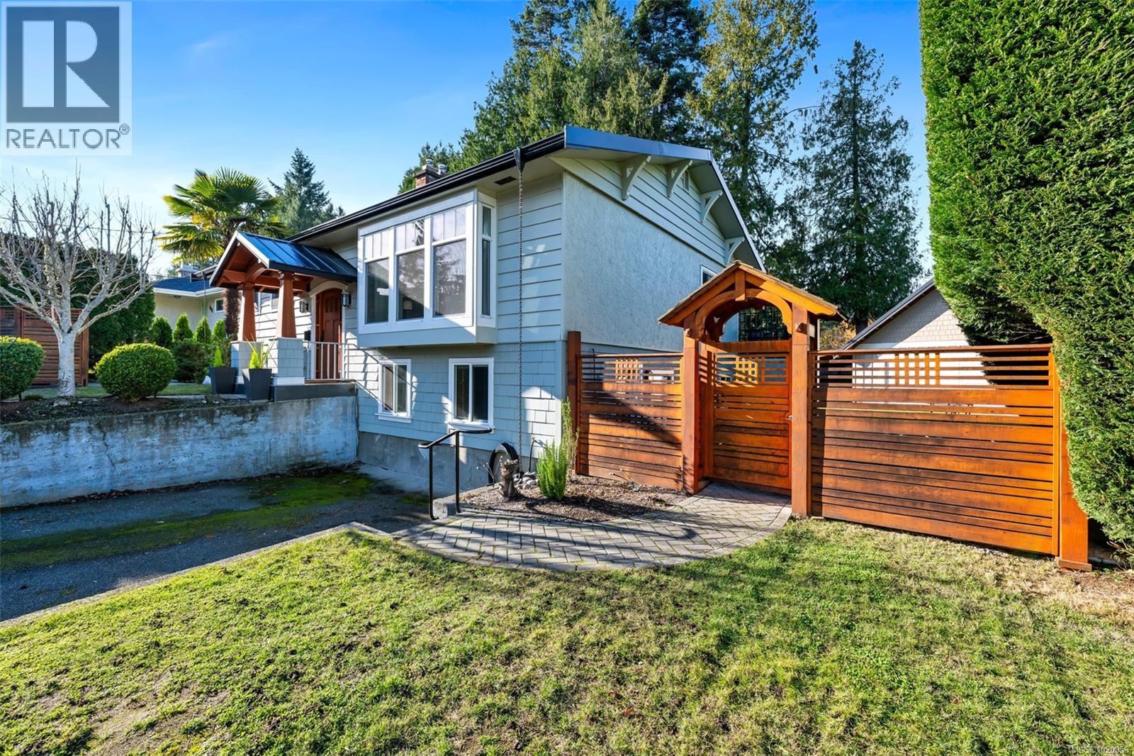 4386 Chartwell Dr, Saanich