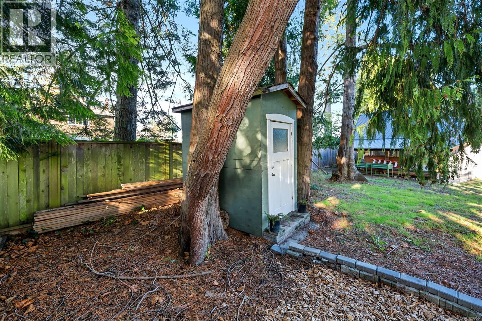 4386 Chartwell Dr, Saanich