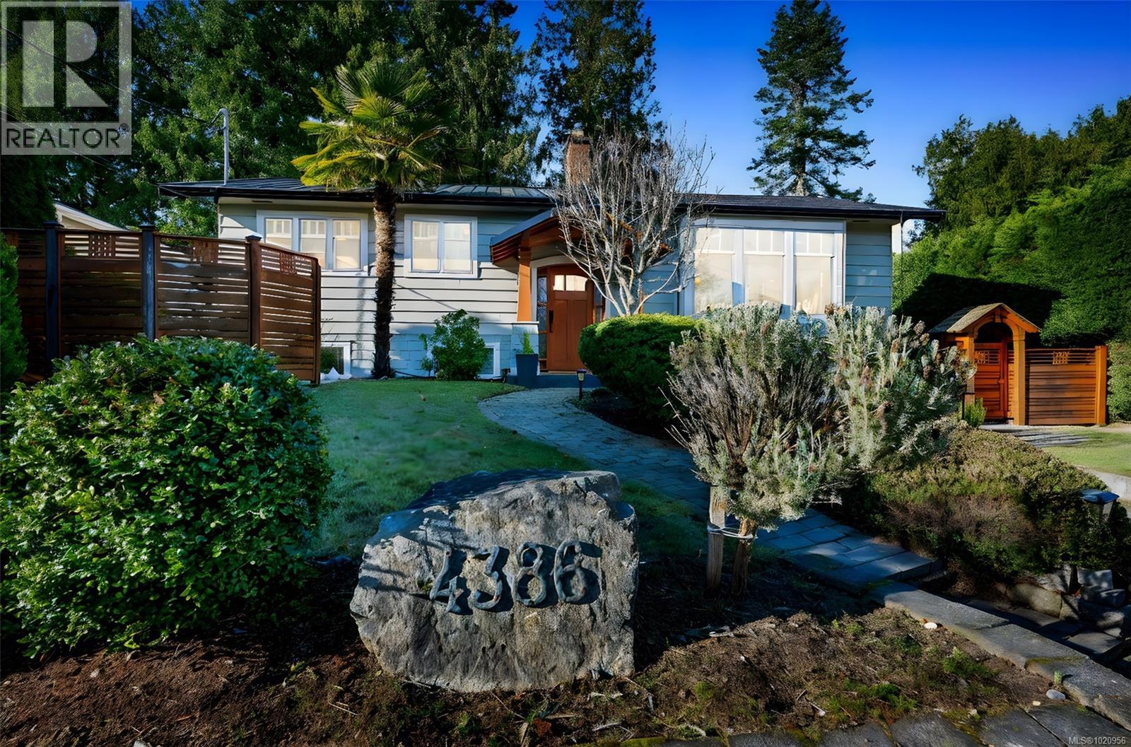 4386 Chartwell Dr, Saanich