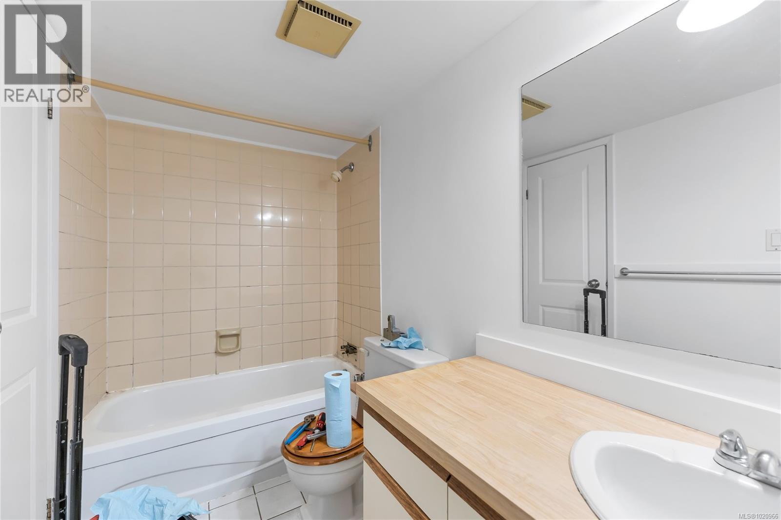 105 3277 Quadra St, Saanich