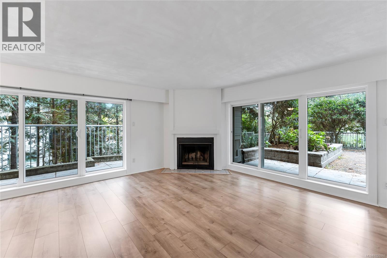 105 3277 Quadra St, Saanich