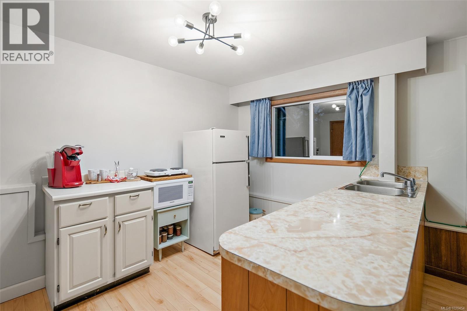 1186 Laurel Rd, North Saanich