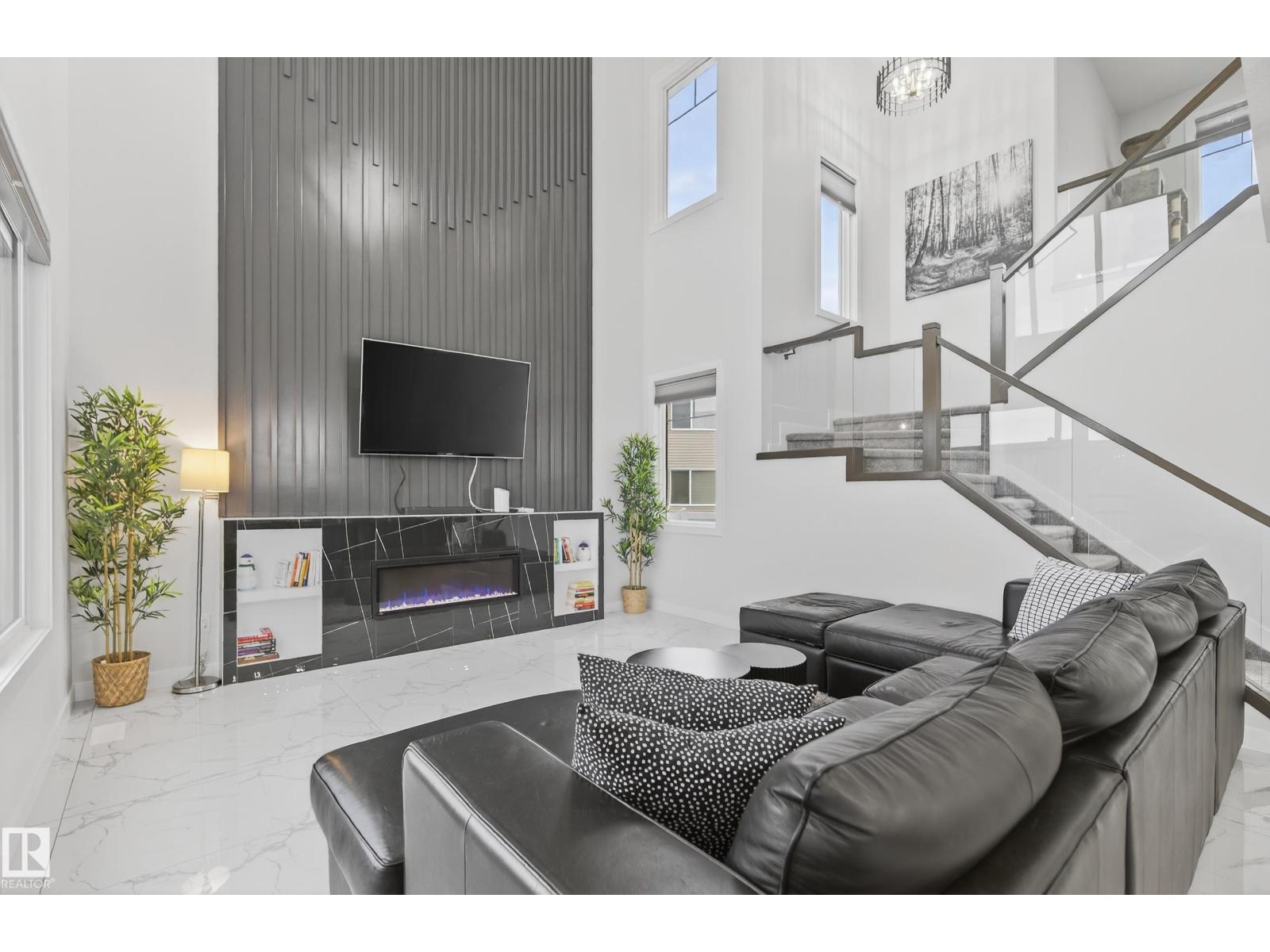 1104 152 AV NW, Edmonton