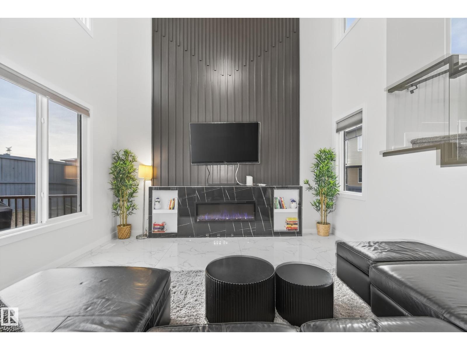 1104 152 AV NW, Edmonton