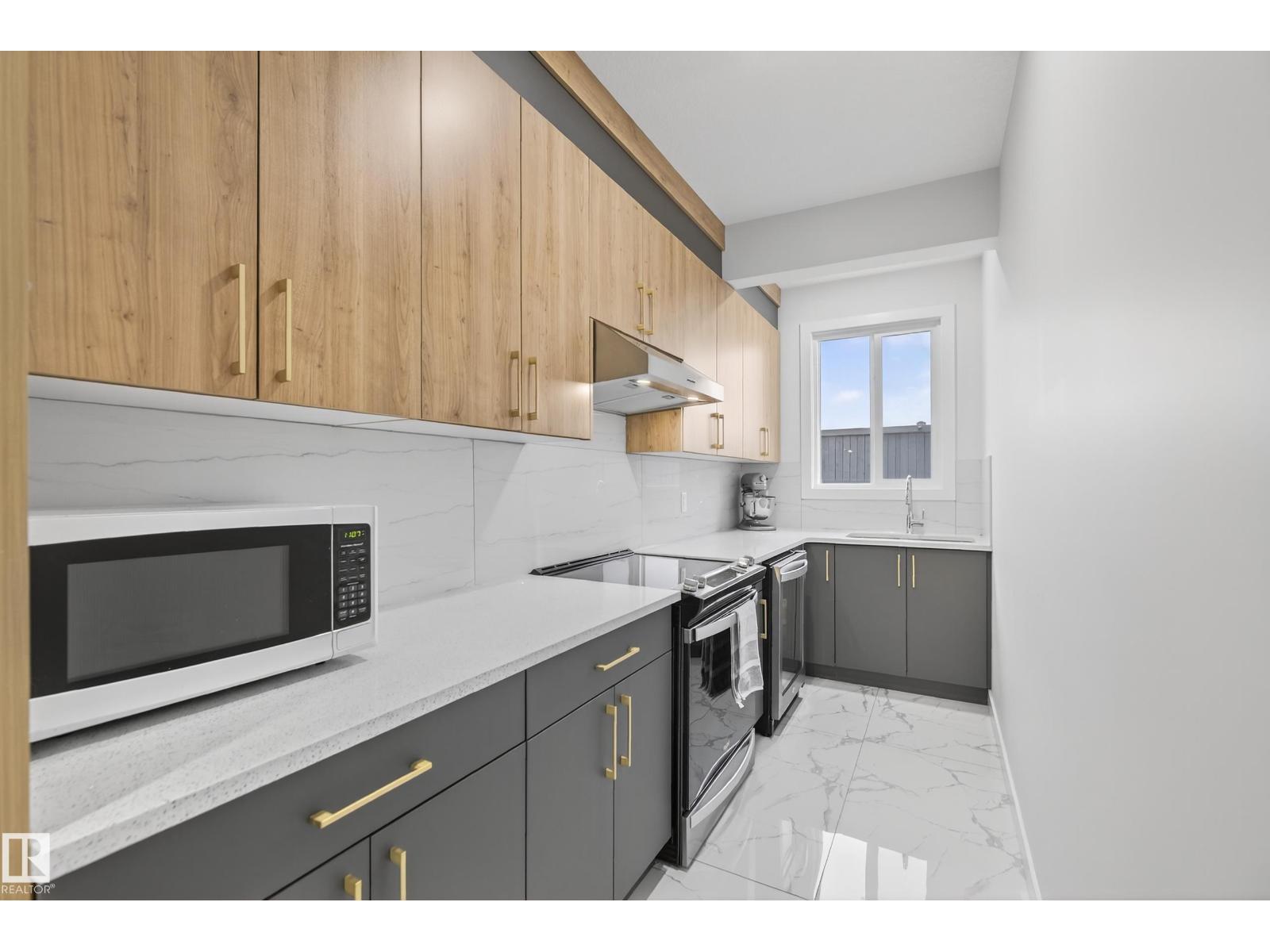 1104 152 AV NW, Edmonton