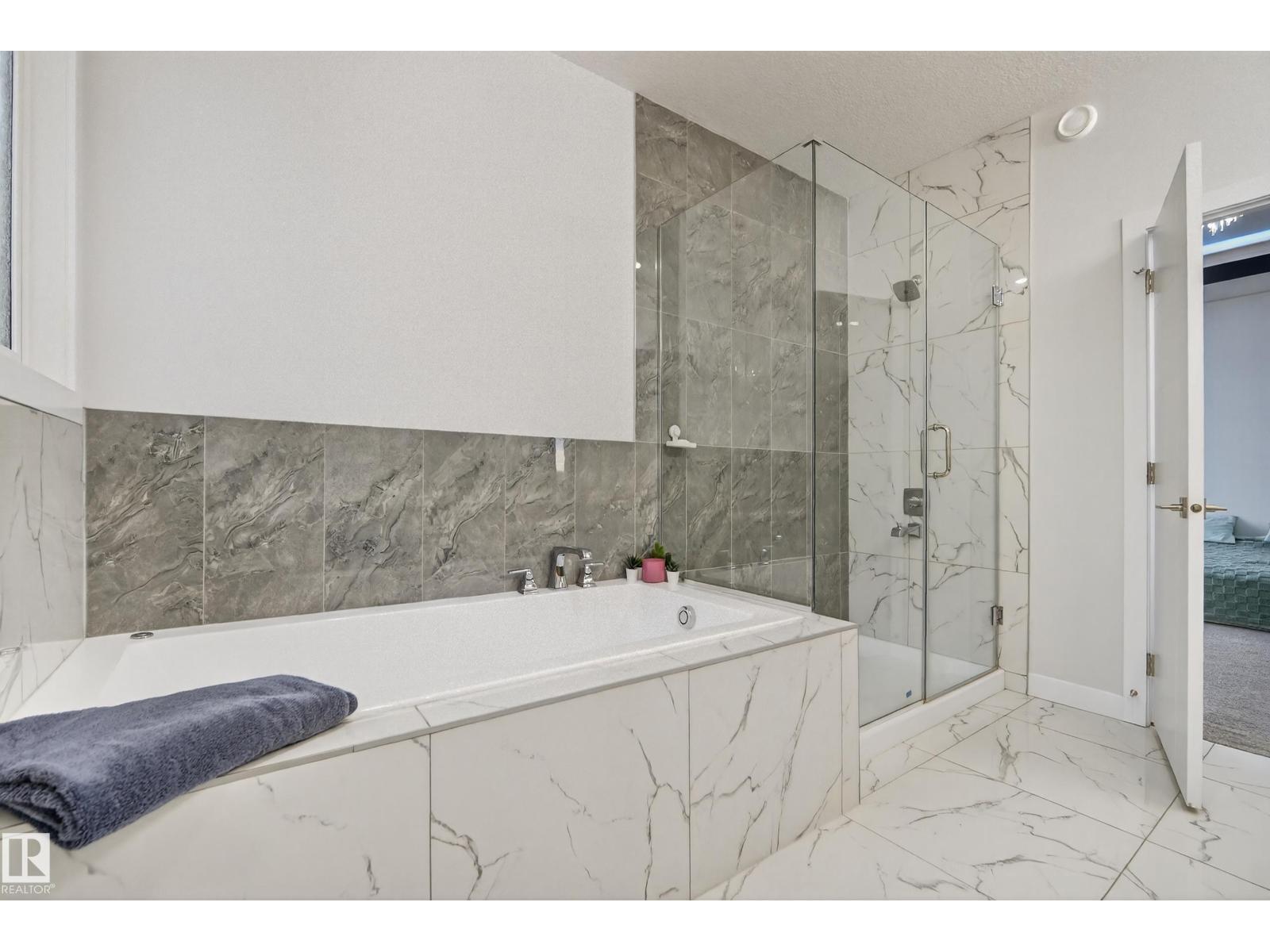 1104 152 AV NW, Edmonton