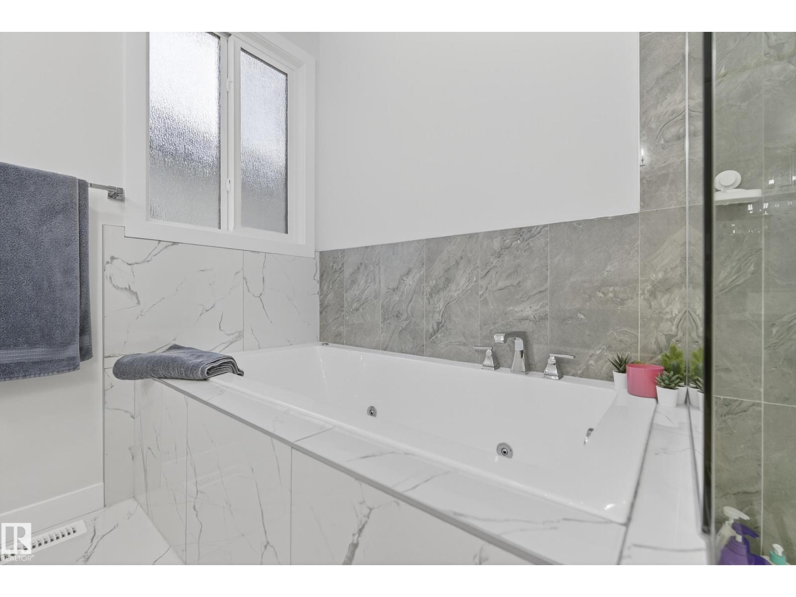 1104 152 AV NW, Edmonton