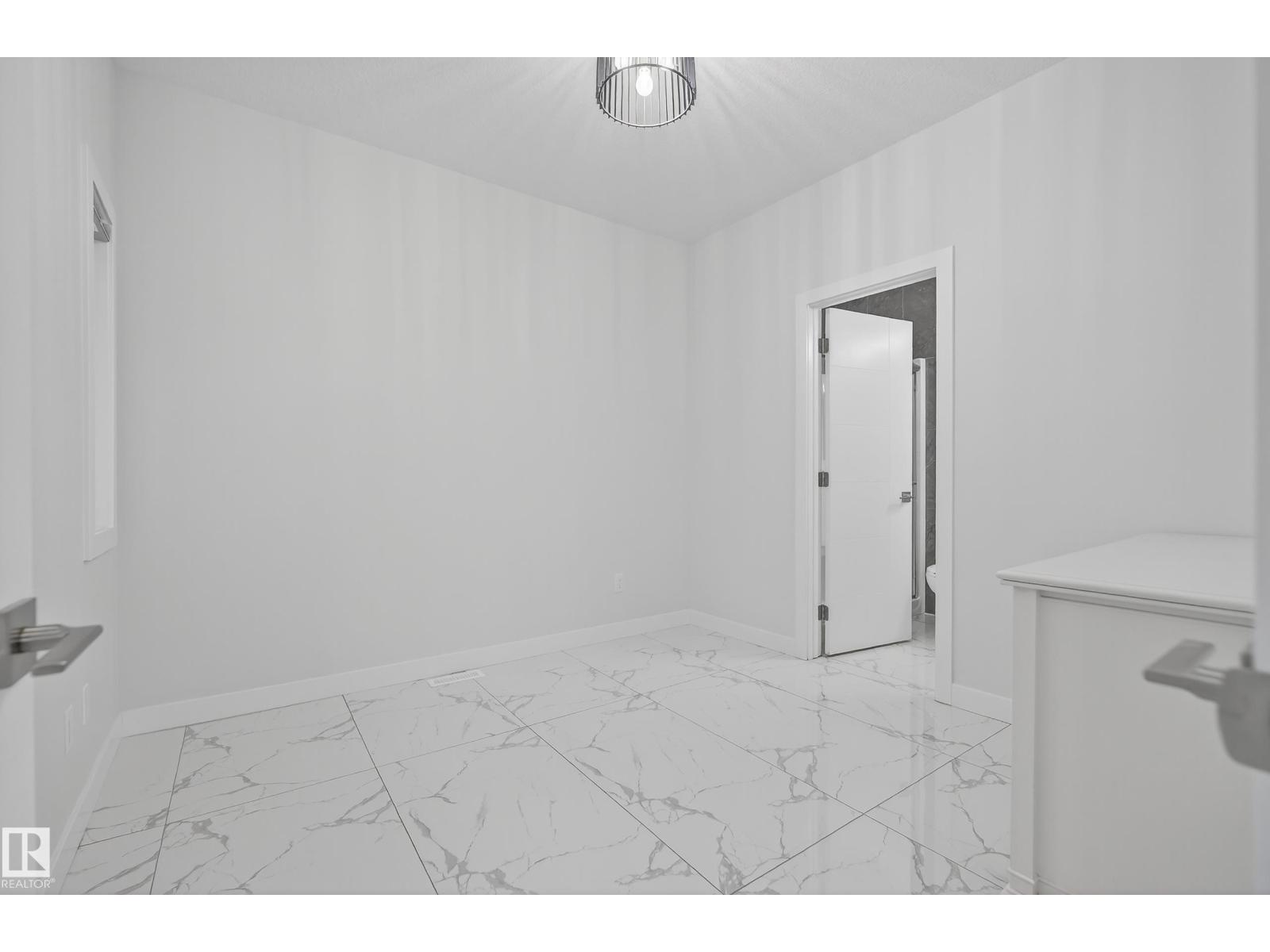 1104 152 AV NW, Edmonton