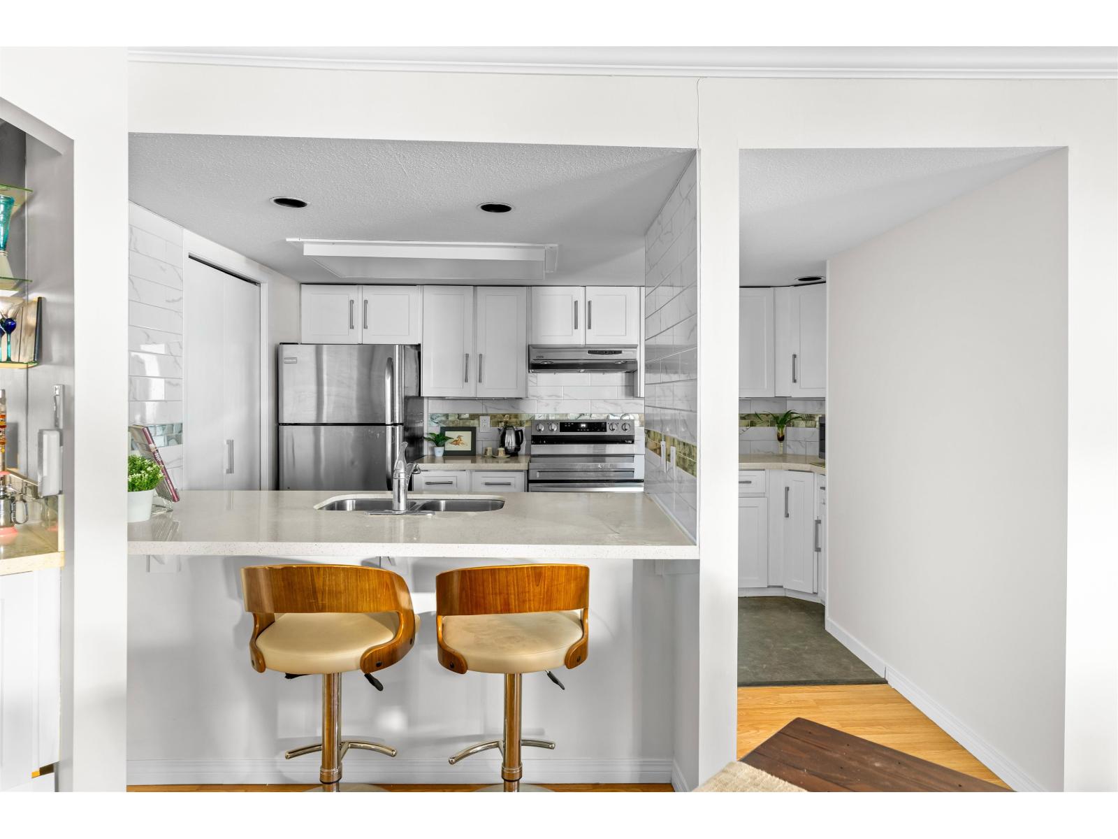 402 15025 VICTORIA AVENUE, White Rock