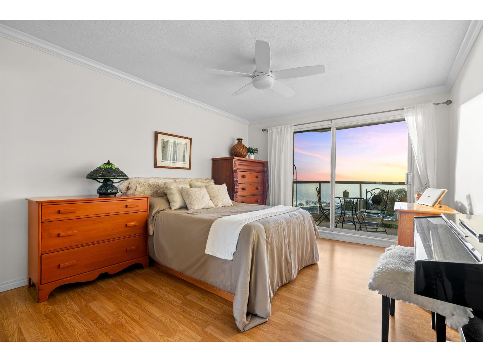 402 15025 VICTORIA AVENUE, White Rock