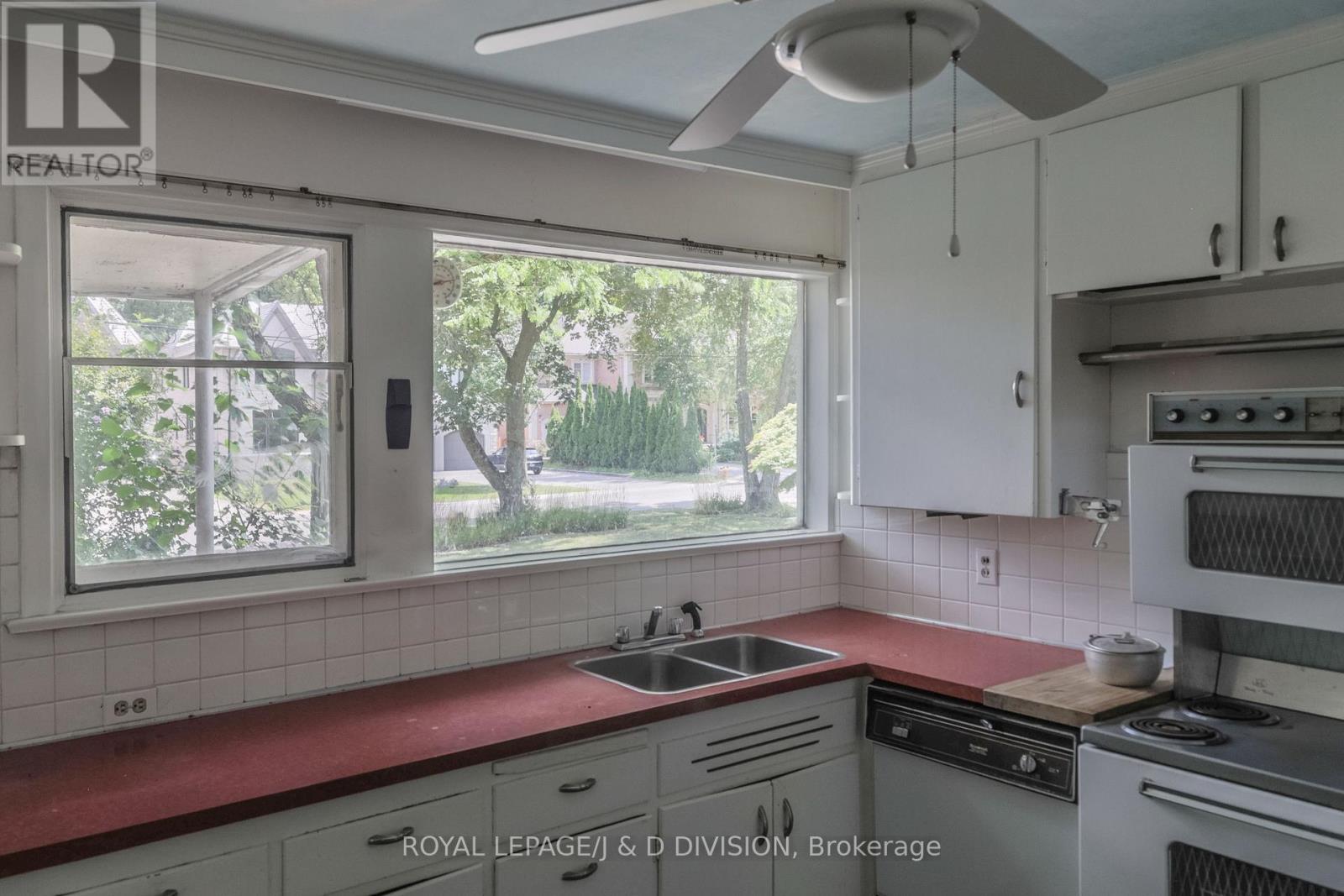 10 CAMPBELL CRESCENT - 24