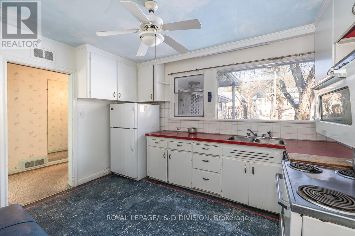 10 CAMPBELL CRESCENT - 25